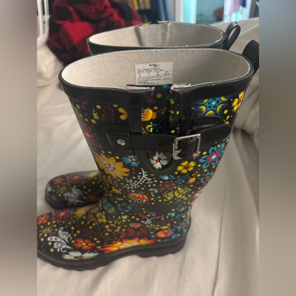 Women’s rain boots 
Cute, worn once 
Size 9, they are too big for me